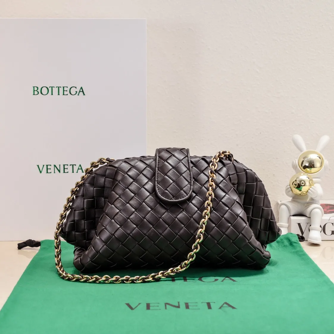 Batch 2260 Bitters Venetia 2024 summer series brings Lauren 1980 handbags back to the public eye. The design of the bag is inspired by ancient Roman architecture. It uses the brand's iconic Intrecciato lambskin woven bag body with a hard frame. No logo can be seen on the whole bag. It is equipped with a leather woven metal chain. When using it as a clutch, just put the chain directly in the bag ~ showing an elegant and timeless style. Decades later, when Lauren Hutton once again walked on the Bottega Venetia spring and summer show with this bag, the charm of the year still remains intact despite the passage of time. Size: 31.5*16.5*11 Style number: 5807#